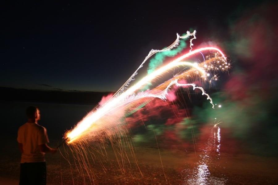 выстрел в свечу. римская свеча pkr110 бластер пиро-каскад. римские свечи салют в действии. римская свеча как горит. римская свеча как горит.